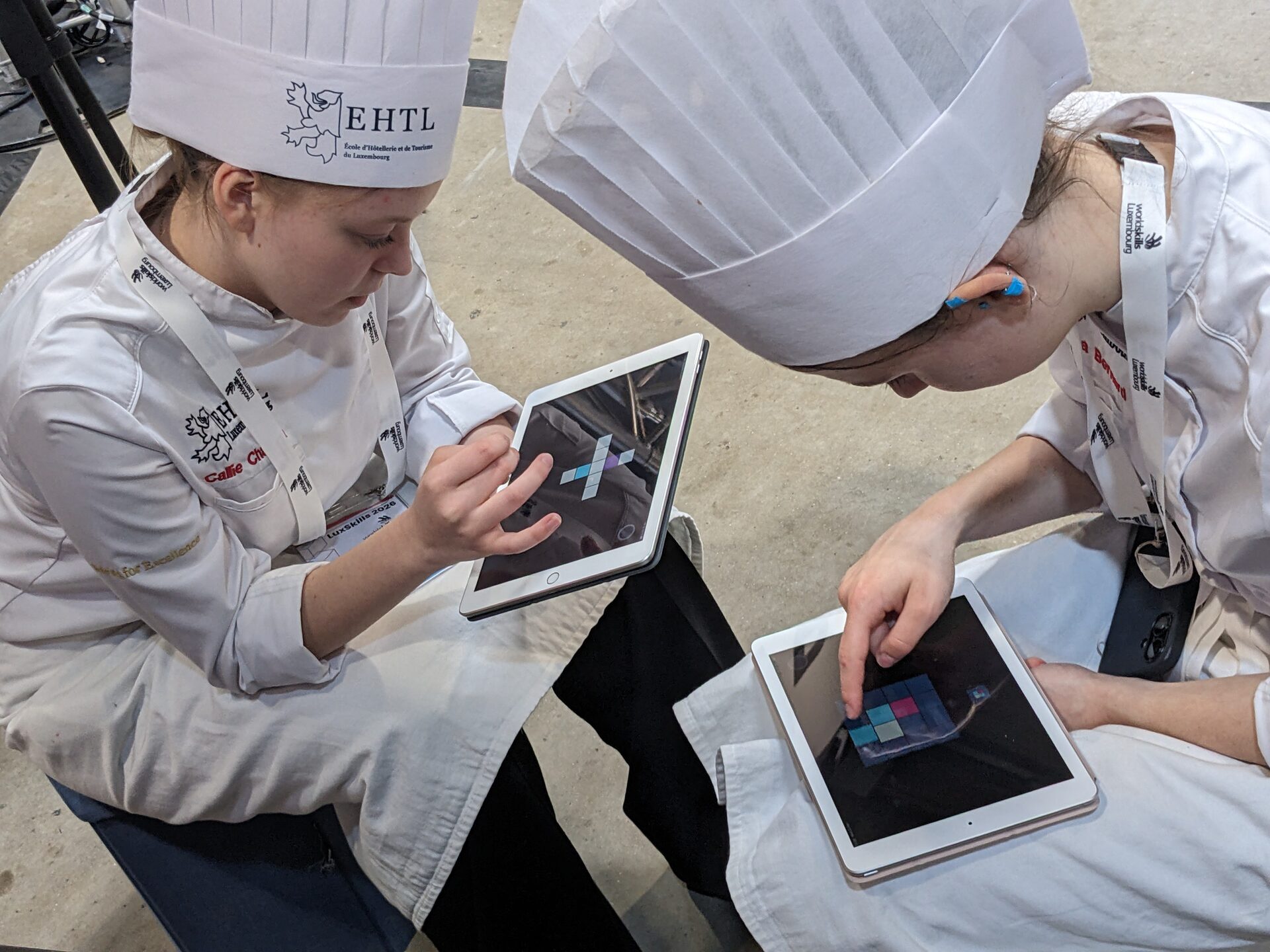 Quadratis puzzle game - participants exploring patterns